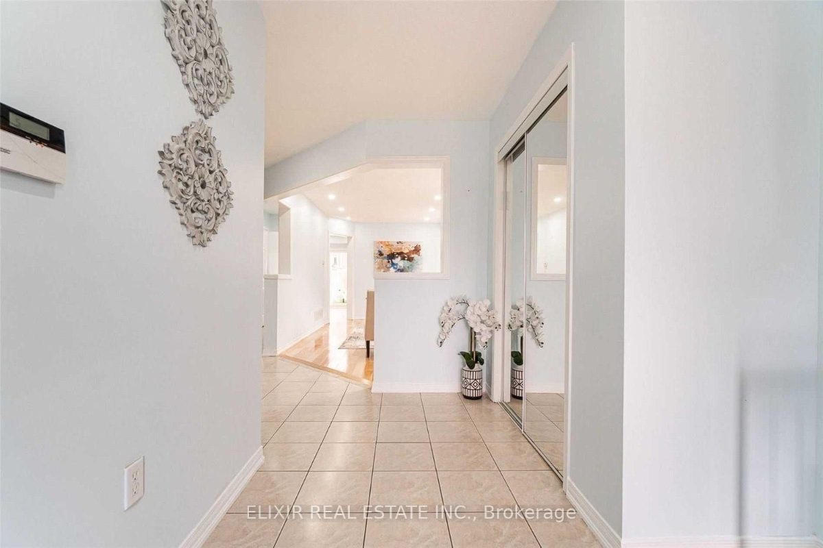 29 Timbertop Cres Upper Level — photo 4 of 22
