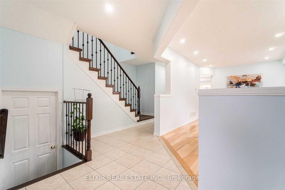 29 Timbertop Cres Upper Level — photo 5 of 22