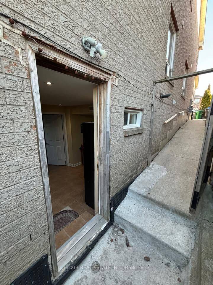 4 Lonestar Cres Basement — photo 2 of 10